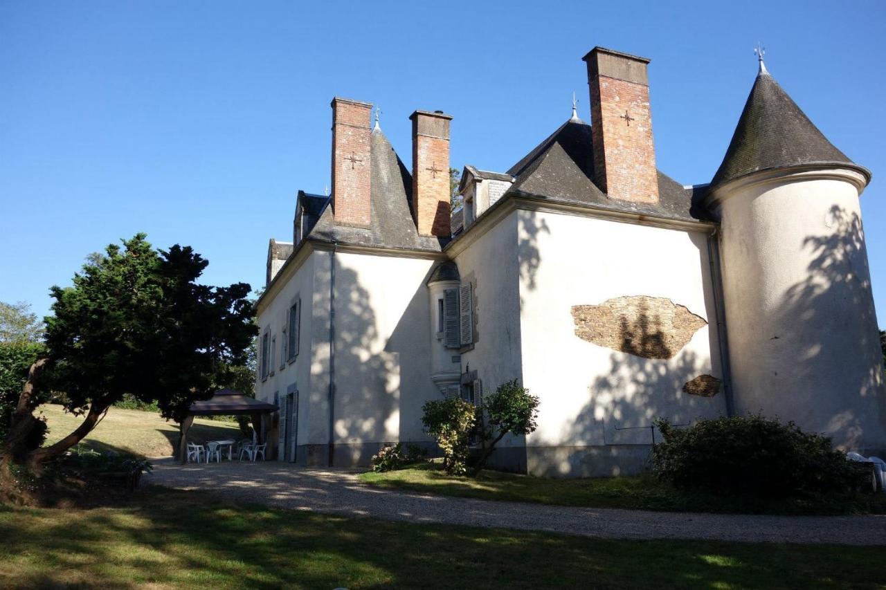 Chateau De La Ville-Hue Guer Exterior photo